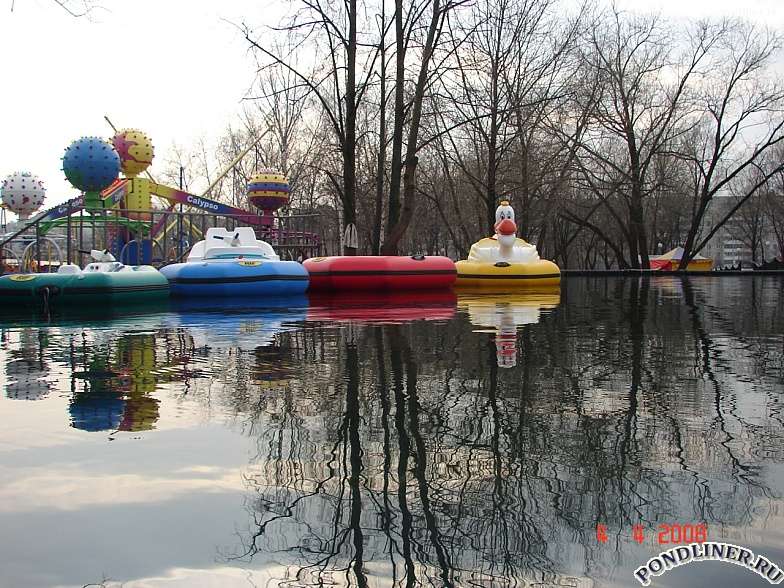 Сезонный водоем в детском парке развлечений в городе Реутов