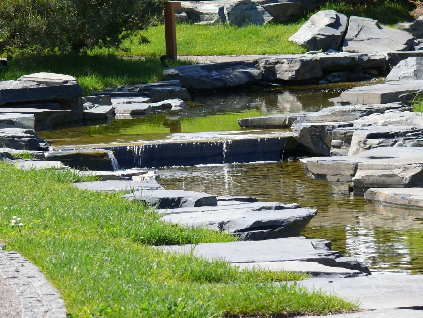 Система каналов, водопадов и озер выполненная из экологичной мембраны Firestone PondGard на территории - Корпоративного университета СБЕРБАНКА РОССИИ.