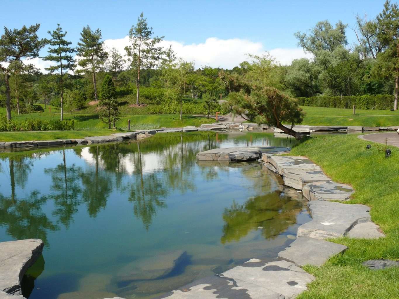 Система каналов, водопадов и озер выполненная из экологичной мембраны Firestone PondGard на территории - Корпоративного университета СБЕРБАНКА РОССИИ.