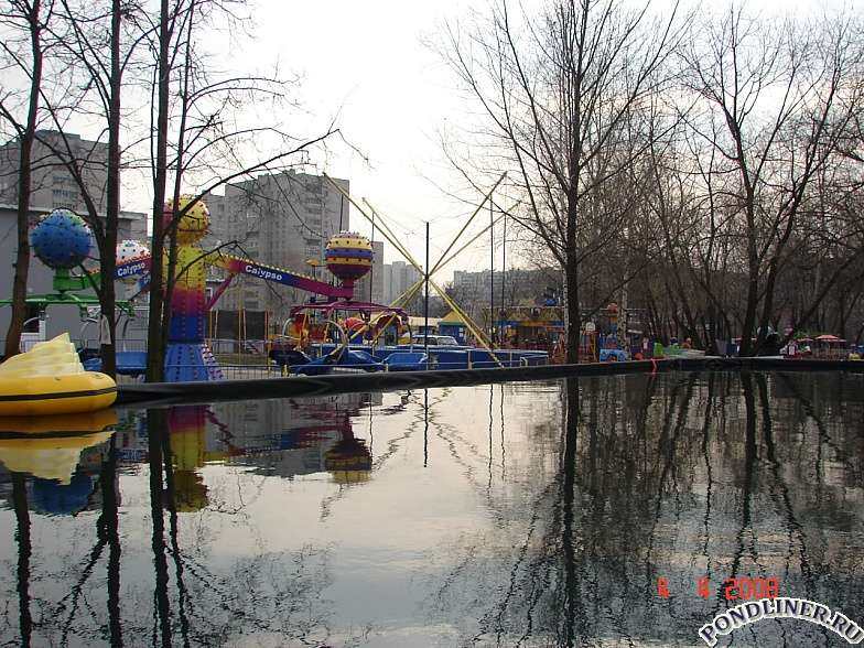 Сезонный водоем в детском парке развлечений в городе Реутов