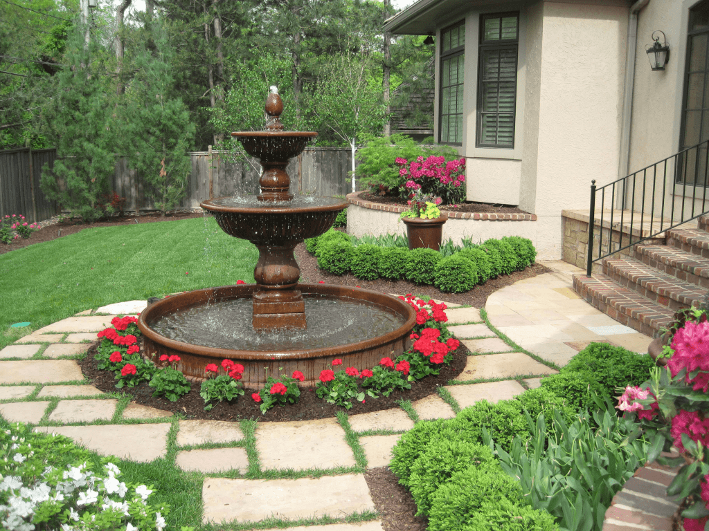 Садовый фонтан для дачи - оазис на загородном участке